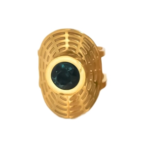 Macro de la bague cocktail vintage plaquée or 18K avec pierre bleue et texture quadrillée