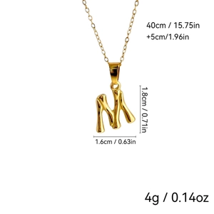 Détail du pendentif lettre M en texture lave dorée avec dimensions de chaîne 40+5cm
