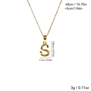 Détail du pendentif lettre S plaqué or avec texture bambou et dimensions du produit
