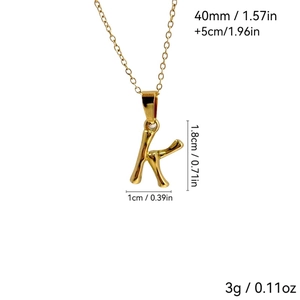 Détail du pendentif lettre K doré texture bambou avec dimensions précises
