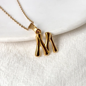 Collier en acier inoxydable doré avec pendentif lettre M en 3D sur une chaîne fine