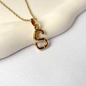 Collier avec pendentif lettre S plaqué or 18k poli et texture bambou sur chaîne en O
