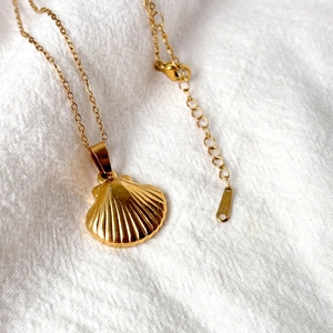 Collier élégant en acier inoxydable plaqué or 18K avec pendentif coquillage
