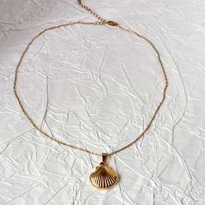 Collier chic en acier inoxydable plaqué or 18 carats avec un pendentif en forme de coquille