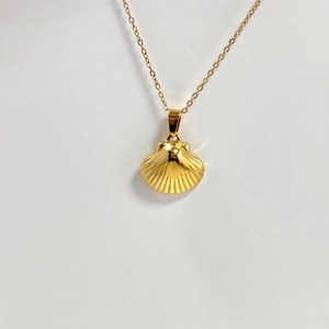 Détail du collier pendentif coquillage plaqué or 18 carats avec texture nervurée
