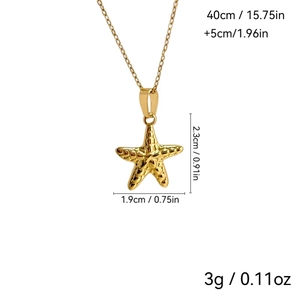 Vue détaillée du pendentif étoile de mer dorée avec mesures et texture sur fond blanc
