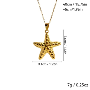 Vue détaillée du collier pendentif étoile de mer plaqué or 18K avec dimensions