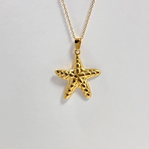 Gros plan détaillé d'un pendentif étoile de mer plaqué or 18K avec textures réalistes