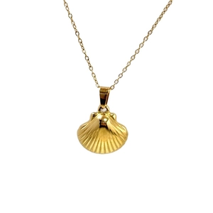 Collier élégant en acier inoxydable plaqué or 18 carats avec pendentif coquillage poli