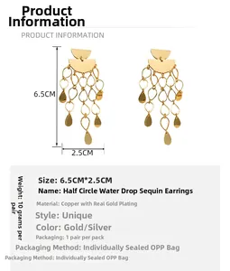 Détail de boucles d'oreilles goutte dorées 18 carats avec mesures de 6,5 cm de long