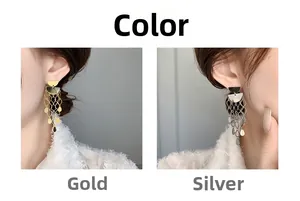 Détail de boucles d'oreilles élégantes en or et argent avec long design de franges