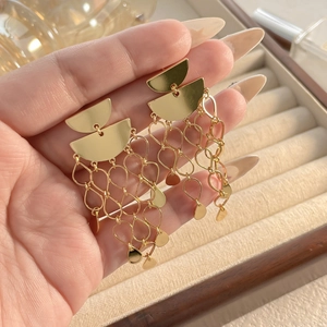 Élégantes boucles d'oreilles longues à pampilles en plaqué or 18 carats au design géométrique