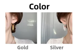 Détail de boucles d'oreilles à franges en V en finitions dorée et argentée