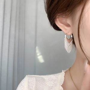 Gros plan de boucles d'oreilles pampilles en argent avec chaînes multicouches