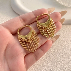 Boucles d'oreilles cœur dorées avec pompons en chaîne pour un look élégant et raffiné