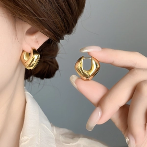 Boucles d'oreilles créoles cœur dorées épaisses avec finition miroir poli pour femme