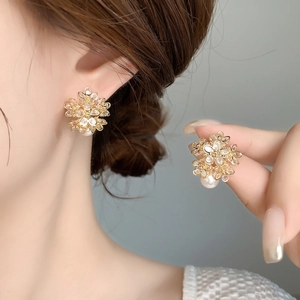 Golden flower earrings with micro-zirconia and hanging pearls for a luxury look