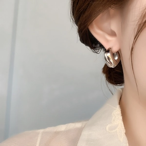 Boucles d'oreilles cœur en argent poli pour femme avec design en métal minimaliste