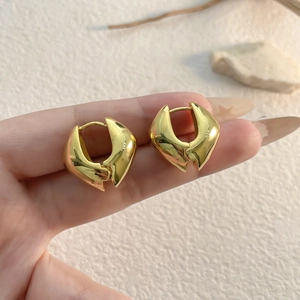 Boucles d'oreilles cœur dorées au design géométrique irrégulier et fini poli