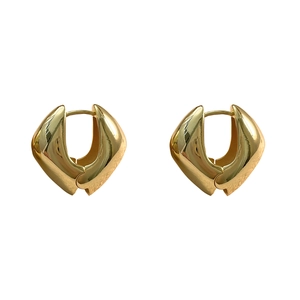 Boucles d'oreilles cœur dorées modernes au design géométrique minimaliste et fini poli