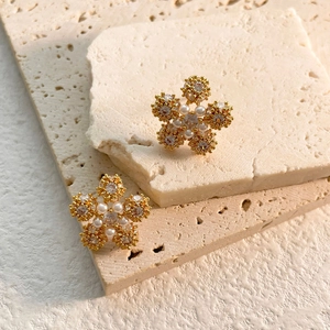 Flower Stud Earrings Copper 18K Gold Plated Zircon Artificial Pearl Snowflake Elegant Light Luxury Jewelry For Women