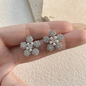 Sparkling snowflake earrings featuring 18K gold plating with premium zircon and pearls