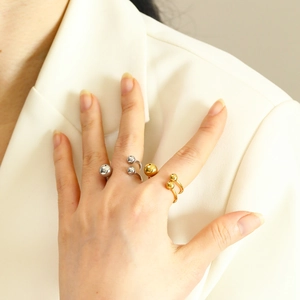 Anillo abierto asimétrico minimalista con tres esferas en acabado dorado y plateado