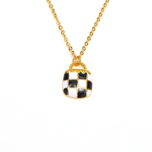 Gouden 18k vergulde titanium stalen ketting met een zwart-wit geblokte tas hanger sieraad