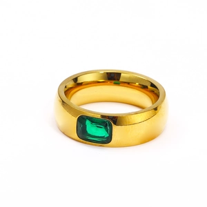 Anillo de titanio chapado en oro de 18k con circonita verde talla esmeralda