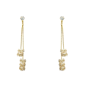 Boucles d'oreilles longues dorées avec pendentifs boules de diamant étincelants