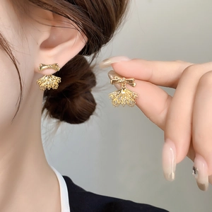 Elegant 18K gold bow earrings with delicate lace style fan-shaped dangling pendants