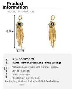 Vue détaillée des boucles d'oreilles fleur plaquées or avec zircons et spécifications