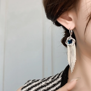 Boucles d'oreilles pendantes argentées avec zircon bleu foncé et pampilles élégantes