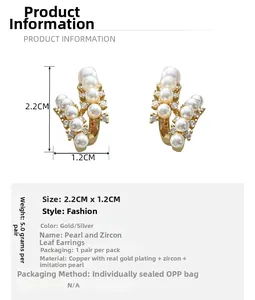 Dettaglio orecchini a foglia placcati oro con perle e zirconi, misura 2,2 cm per 1,2 cm