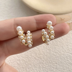 Orecchini vintage francesi con perle e zirconi su base dorata dal design curvo raffinato