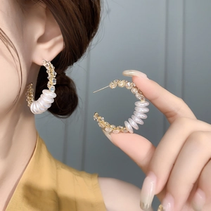 Eleganti orecchini a cerchio a C placcati oro con perle bianche a spirale e zirconi incastonati