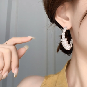 Eleganti orecchini a cerchio a C in argento con perle testurizzate e strass brillanti