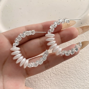 Eleganti orecchini a C placcati in oro con cristalli lucenti e perle sintetiche bianche