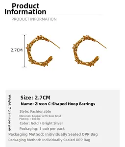 Details von vergoldeten C-Ohrringen mit Zirkonia und 2,7 cm Größenmessung im Bild