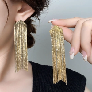 Boucles d'oreilles pendantes dorées avec pampilles à strass et design géométrique