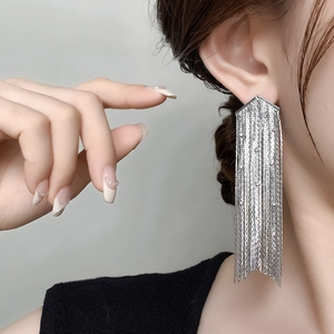 Boucles d'oreilles longues en argent avec clou géométrique et pampilles de chaînes