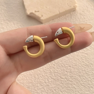 Snake-style mixed metal C-shape stud earrings in matte gold and silver finish