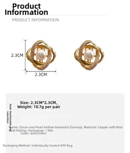 Détail de boucles d'oreilles géométriques en cuivre plaqué or 18 carats de 2,3 x 2,3 cm