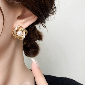 Boucle d'oreille géométrique dorée 18K avec perle blanche et détails en cristaux