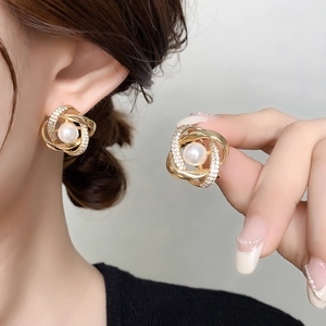 Boucles d'oreilles perles plaquées or 18K avec accents de diamants scintillants