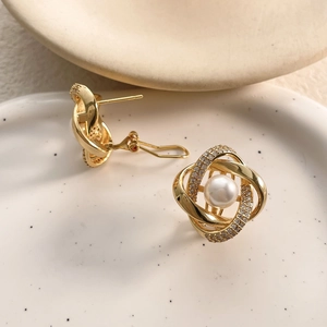 Boucles d'oreilles géométriques dorées à l'or 18 carats avec zircons et perles blanches