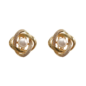 Boucles d'oreilles géométriques dorées 18K avec perle et incrustation de zircons brillants