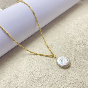 Elegante 18K vergoldete Messingkette mit einem barocken Süßwasserperlenanhänger