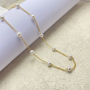 Elegante 18K vergoldete Messing-Halskette mit polierten Süßwasserperlen Besatz