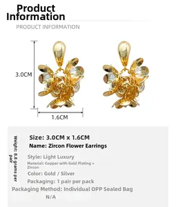 Dimensions détaillées des boucles d'oreilles fleur en zircone avec 3,0 cm par 1,6 cm